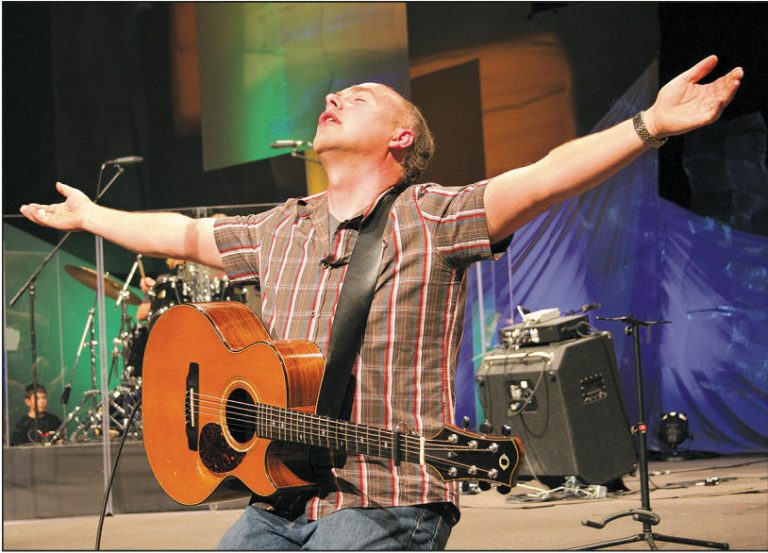 Brian Doerksen worshipping