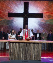 Archbishop Henry Luke Orombi prepares for Communion